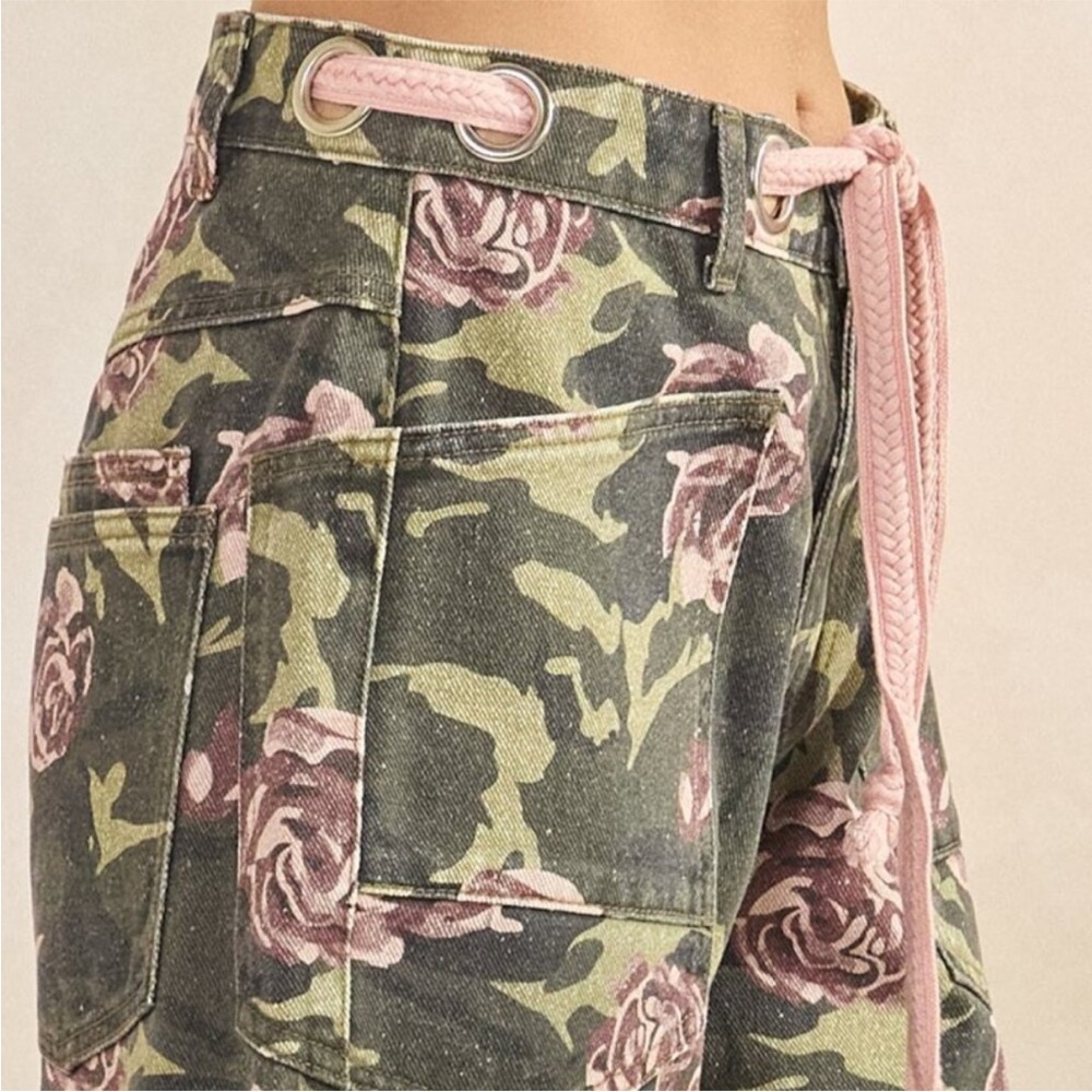 NWT Veveret Camo Floral Barrel Jeans - Picture 6 of 9